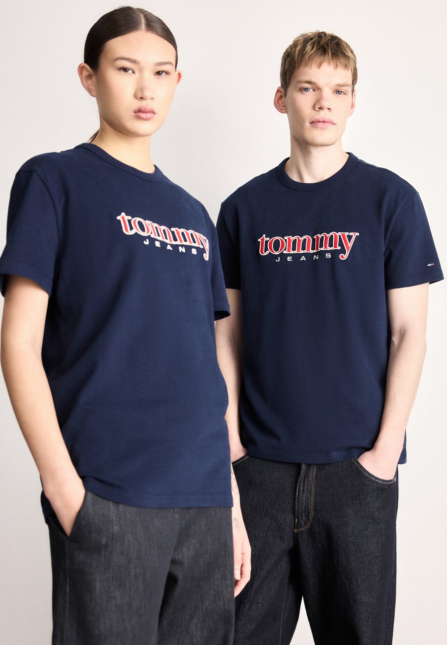 

Футболка Tommy Jeans GRAPHIC UNISEX, Dark Night Navy/Dark Blue, Синий, Футболка Tommy Jeans GRAPHIC UNISEX, Dark Night Navy/Dark Blue