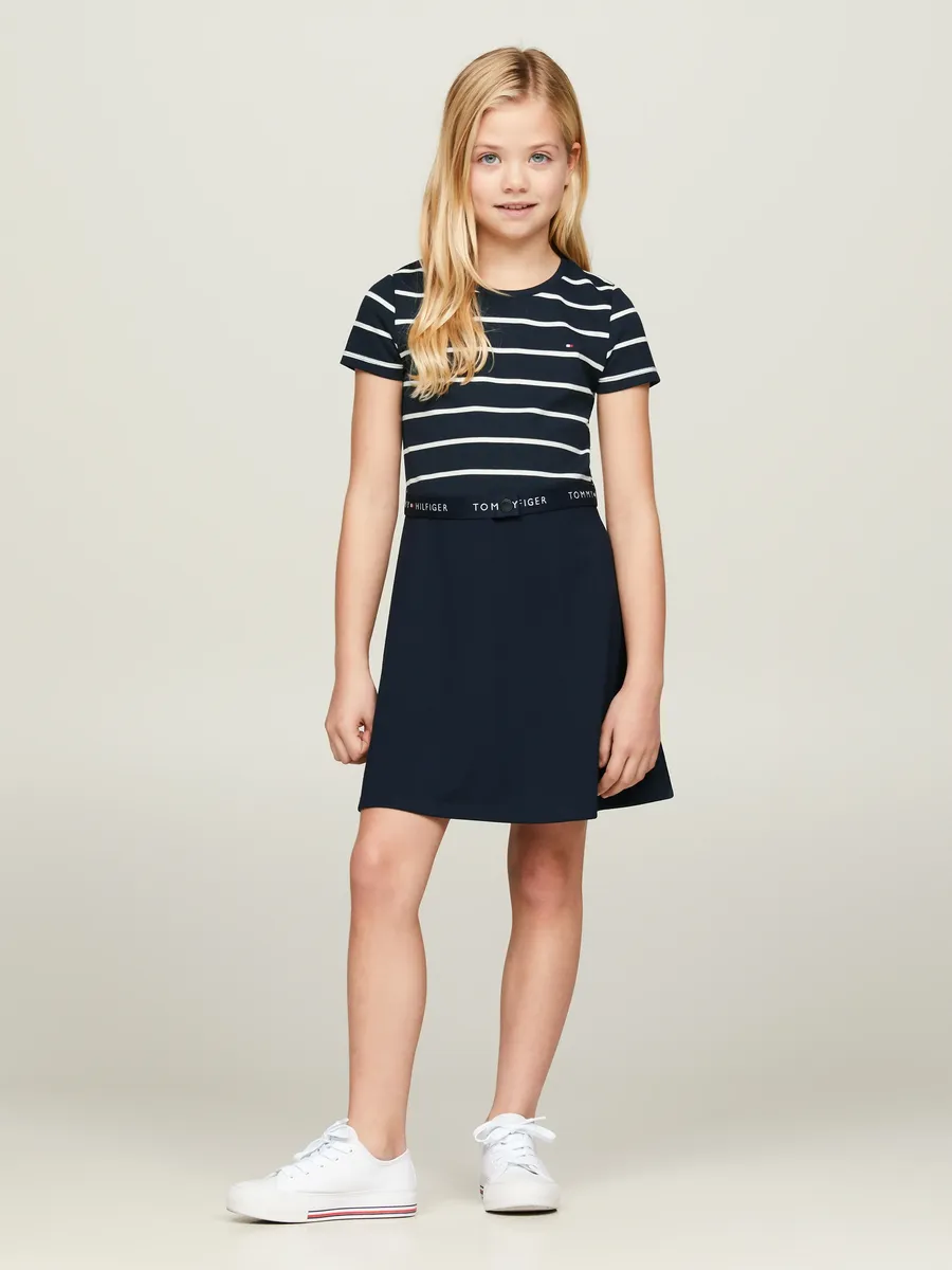 

Трикотажное платье Tommy Hilfiger "ESSENTIAL SKATER DRESS", с фирменной этикеткой на поясе, цвет Desert Sky Gestreift