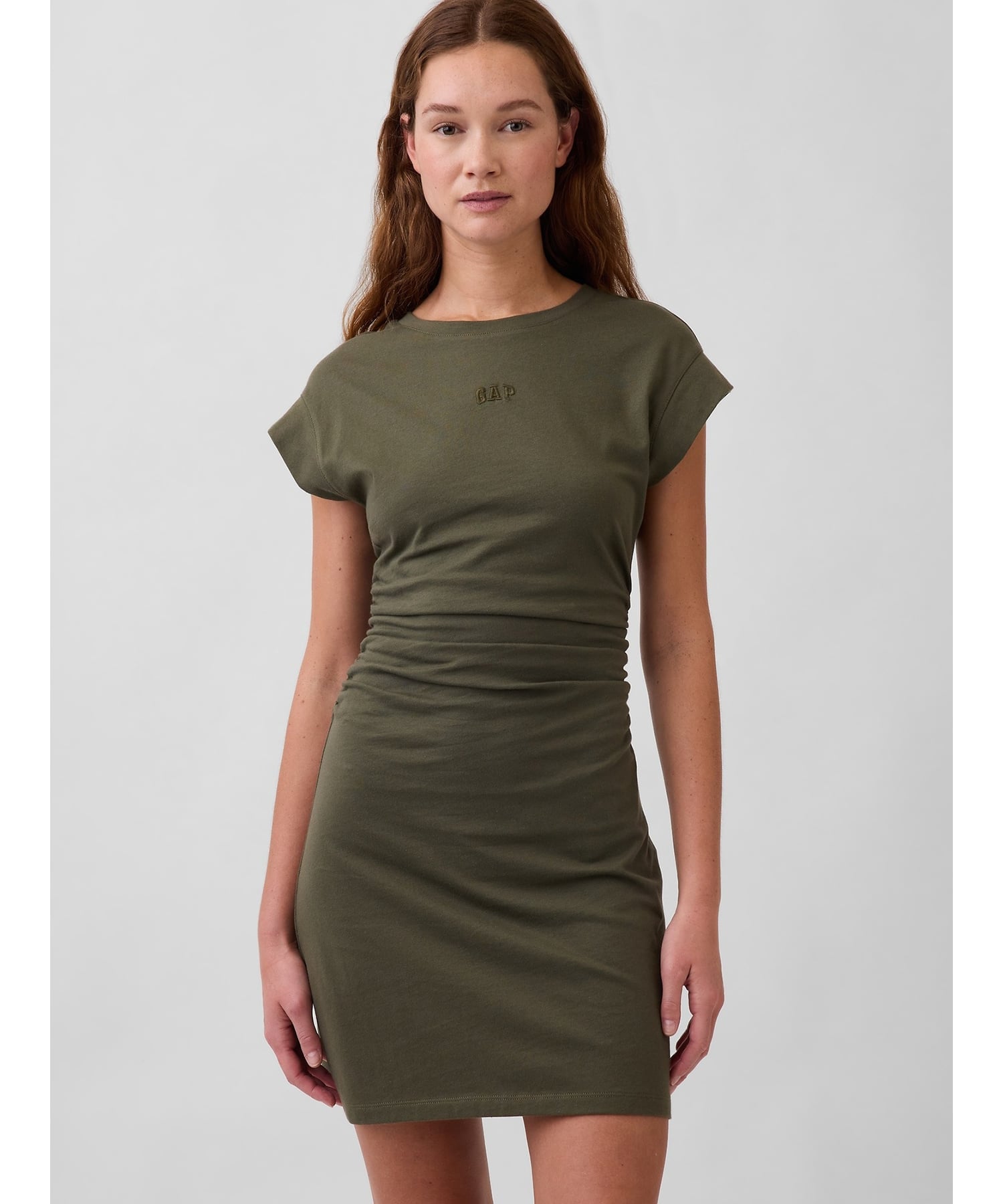 (W) Мини-платье-футболка с логотипом GAP и сборками, OLIVE_NIGHT