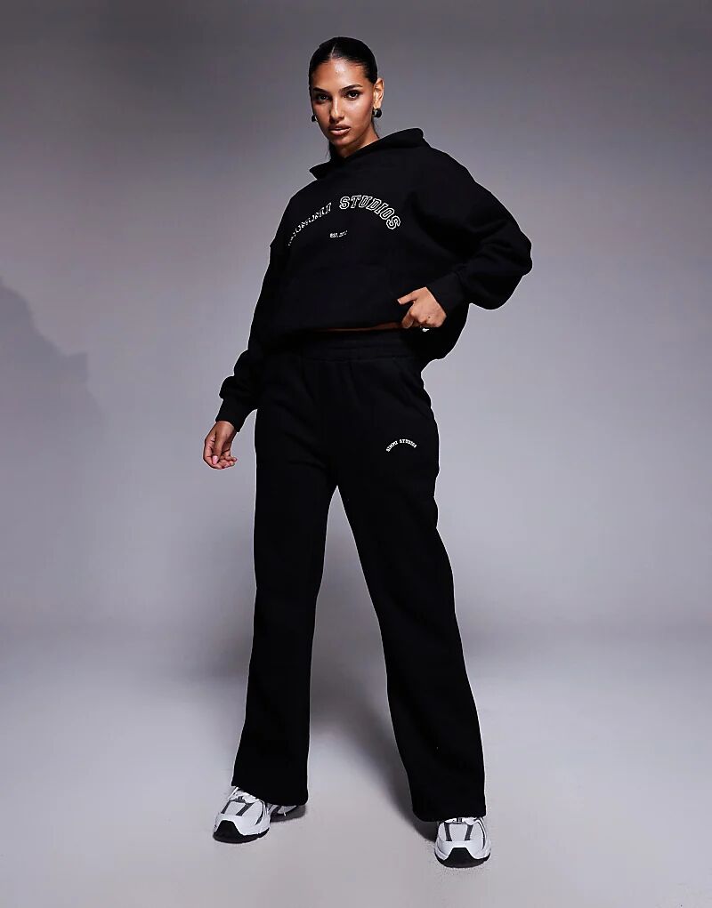 

Расклешенные брюки-джоггеры Simmi London Colby в черном цвете