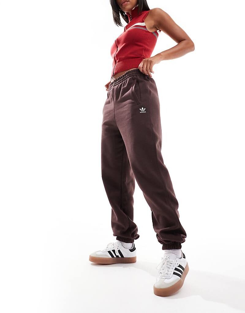 

Коричневые спортивные брюки adidas Originals – Essentials