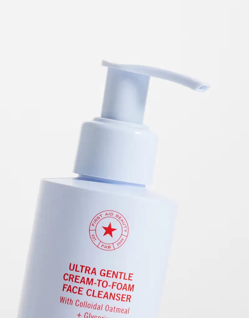 Крем для лица First Aid Beauty — Ультрамягкое очищающее средство-пенка Ultra Gentle Cream-to-Foam Cleanser, 170.1 г — фото 3