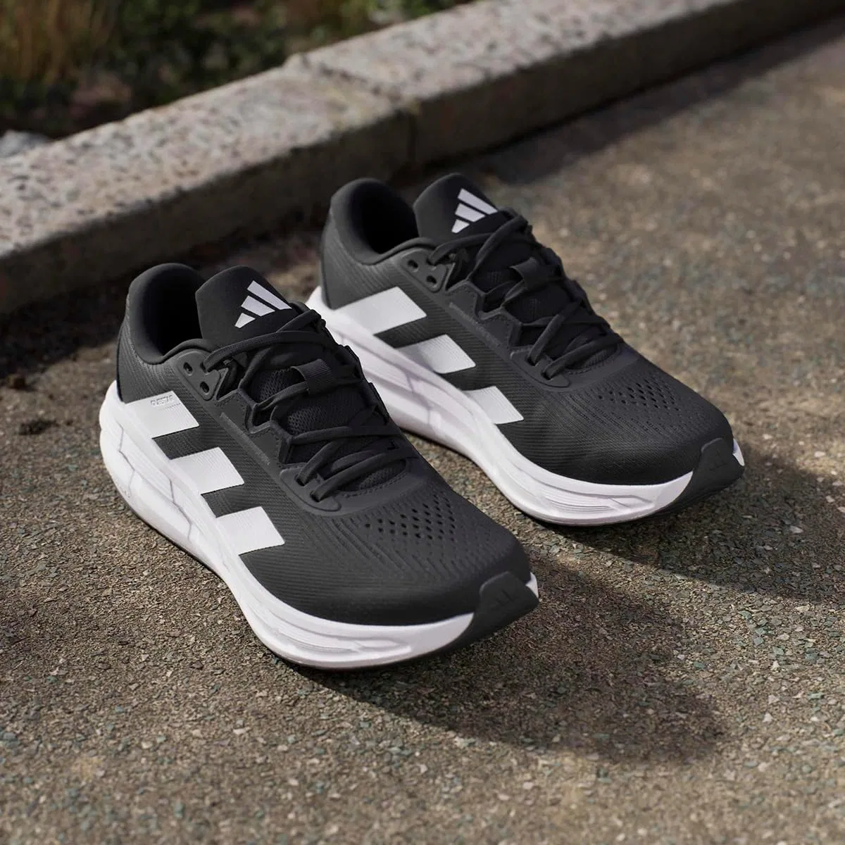 Мужские беговые кроссовки Adidas Questar 3, Core Black Cloud White Carbon — фото 2
