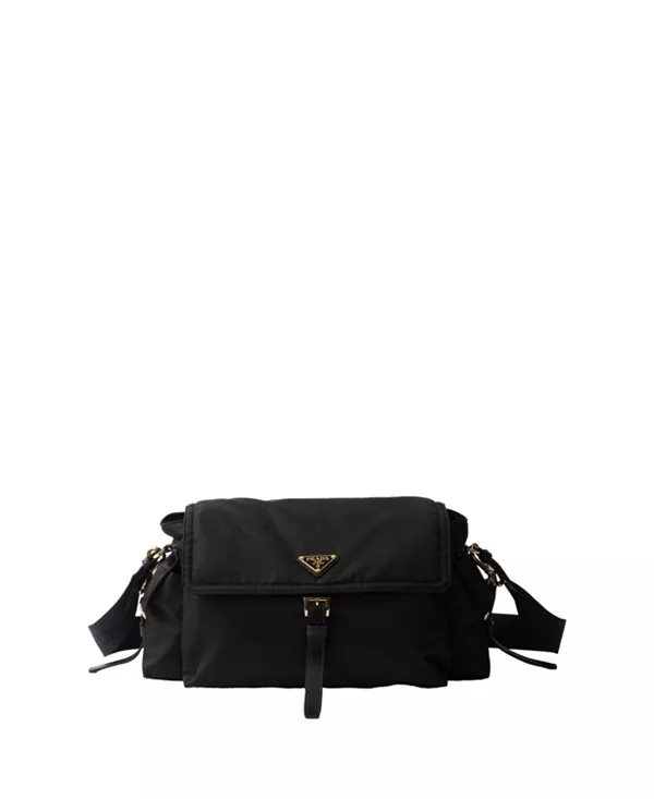 

Ознакомьтесь с большой нейлоновой сумкой через плечо с клапаном. Prada, черный