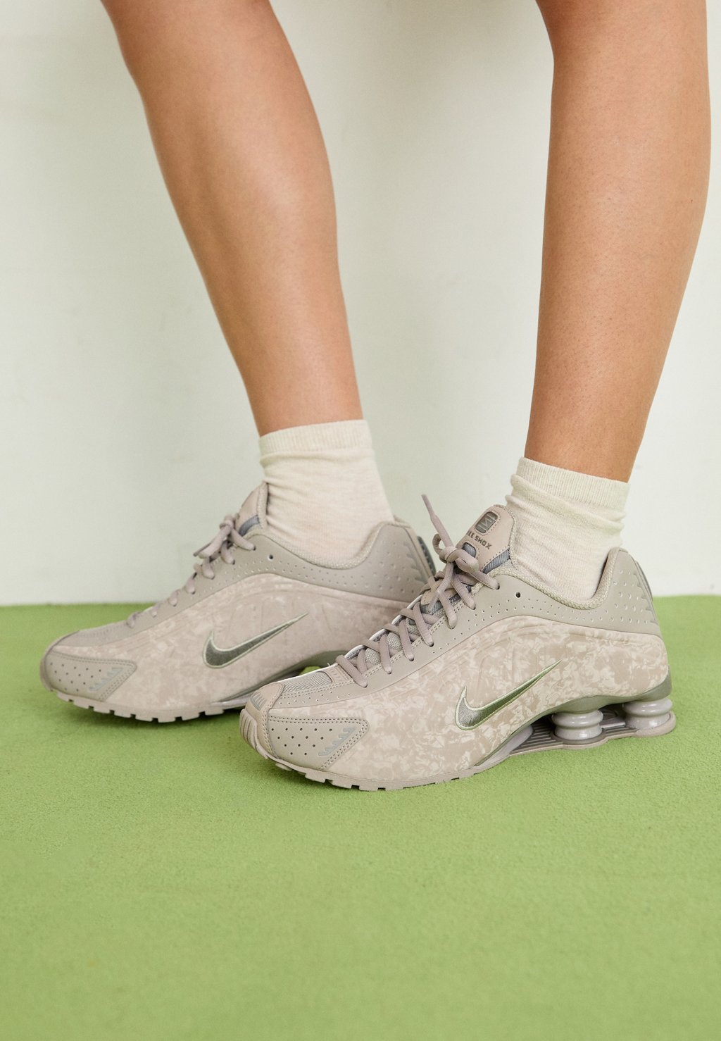 Кроссовки SHOX R4 Nike Sportswear, серый — фото 2