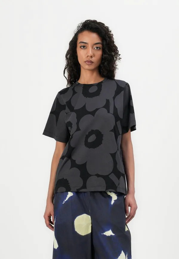 

Футболка с принтом tunnit unikko Marimekko, Black/Dark Grey, Черный, Футболка с принтом tunnit unikko Marimekko, Black/Dark Grey