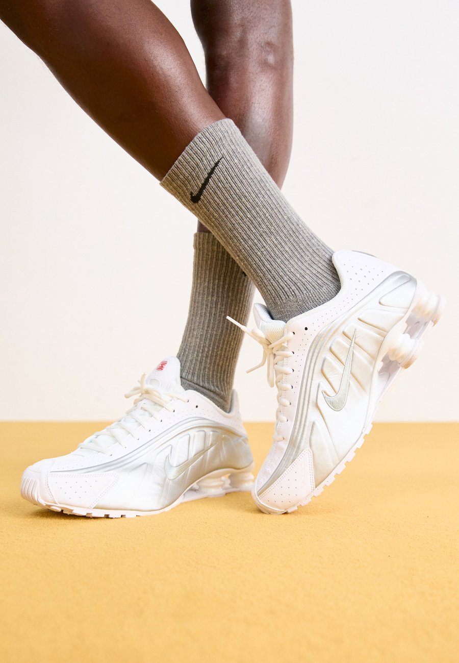 Кроссовки Nike Sportswear SHOX R4 UNISEX, White/Metallic Silver/White/Bright Crimson/White — фото 2