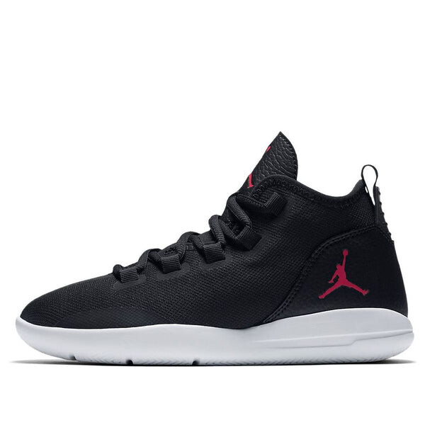 

Кроссовки показывают gg Air Jordan, черный