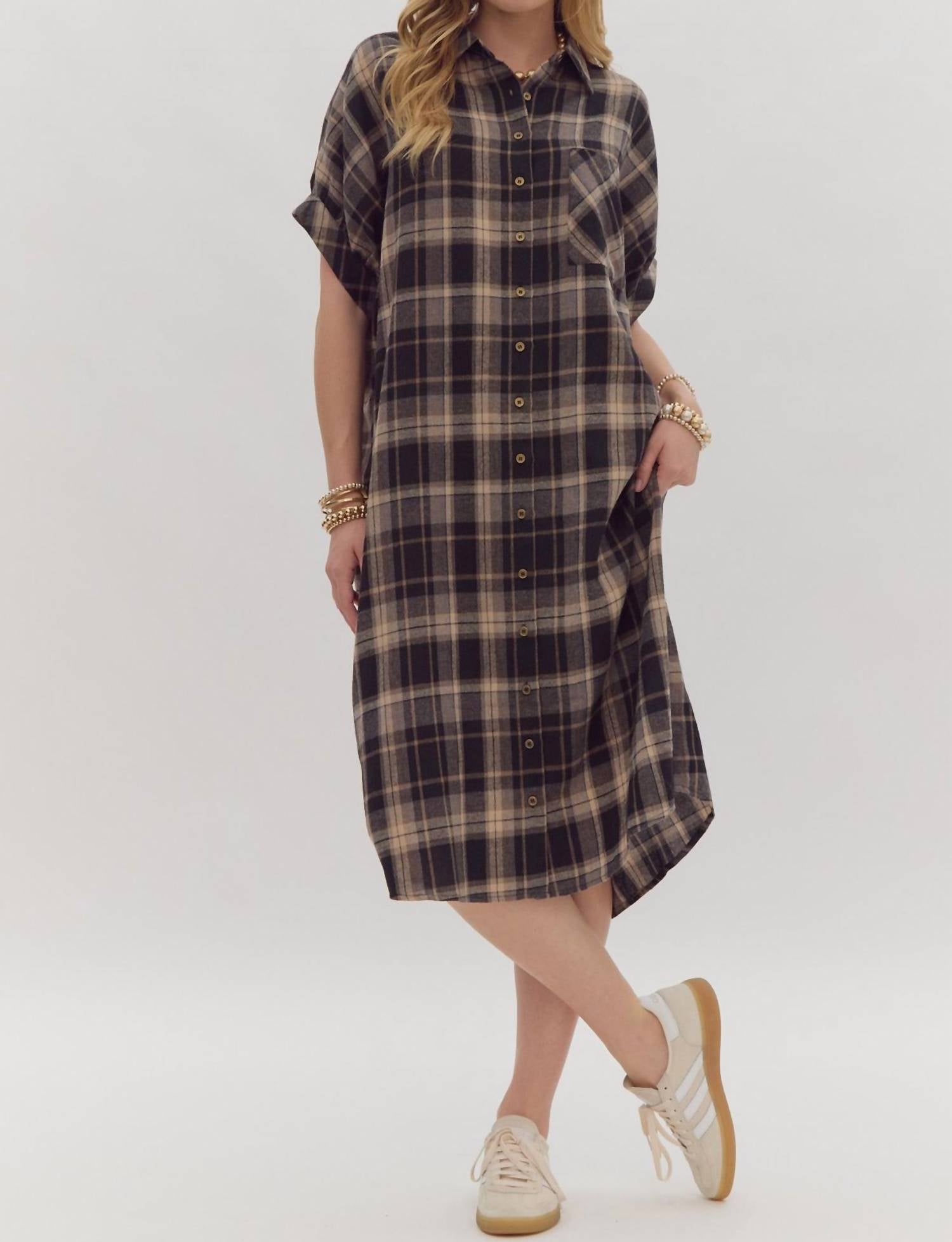 

Платье миди с короткими рукавами и пуговицами в клетку черного цвета entro