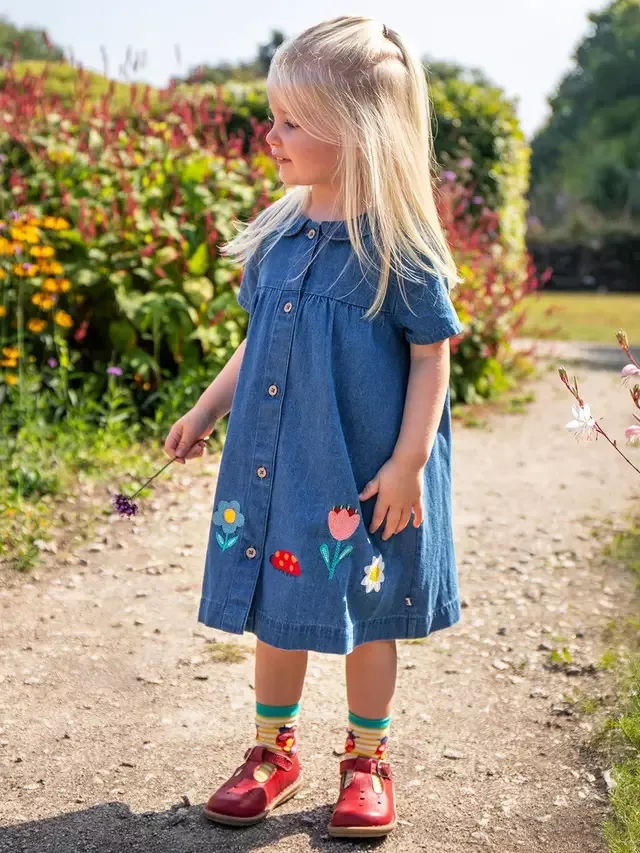 Детское джинсовое платье с вышивкой розмарина, джинсовая ткань/цветы Frugi — фото 2