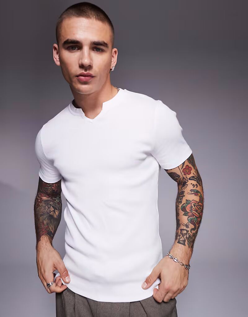 

Футболка ASOS DESIGN muscle fit в рубчик с вырезом-стойкой белого цвета