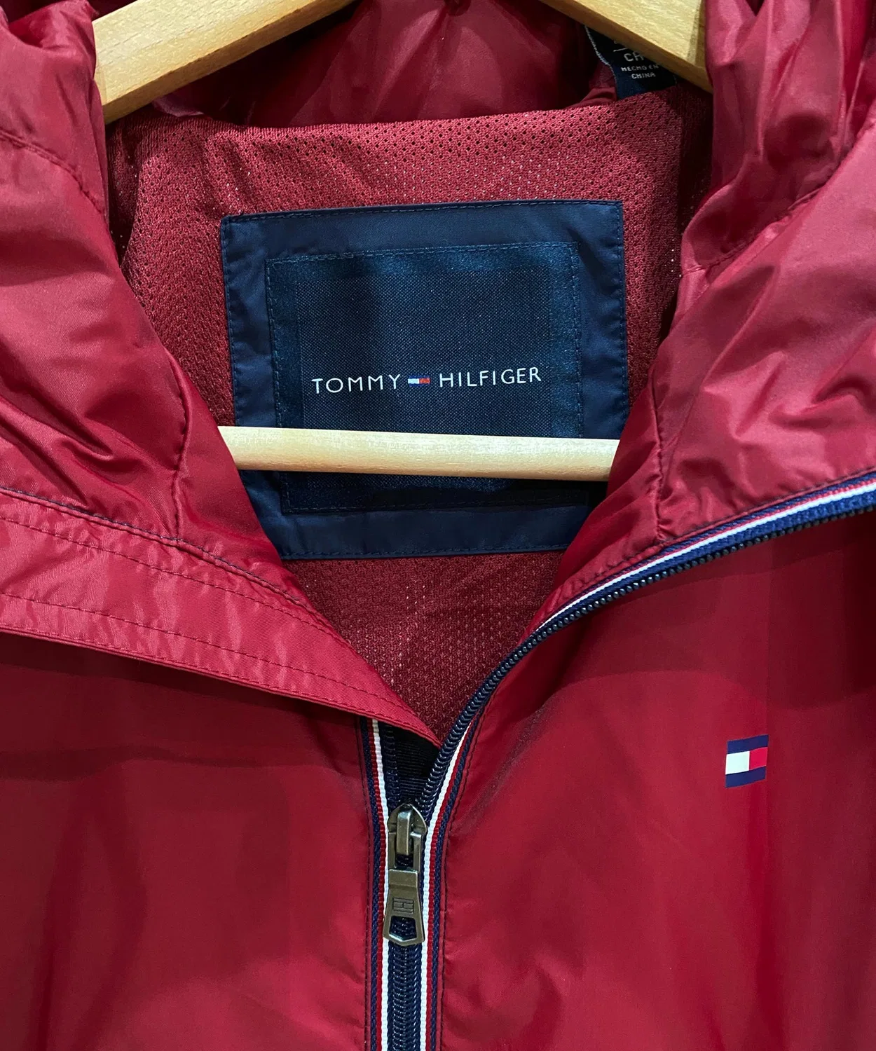 Куртка с капюшоном Tommy Hilfiger с логотипом, нейлон, красный — фото 4