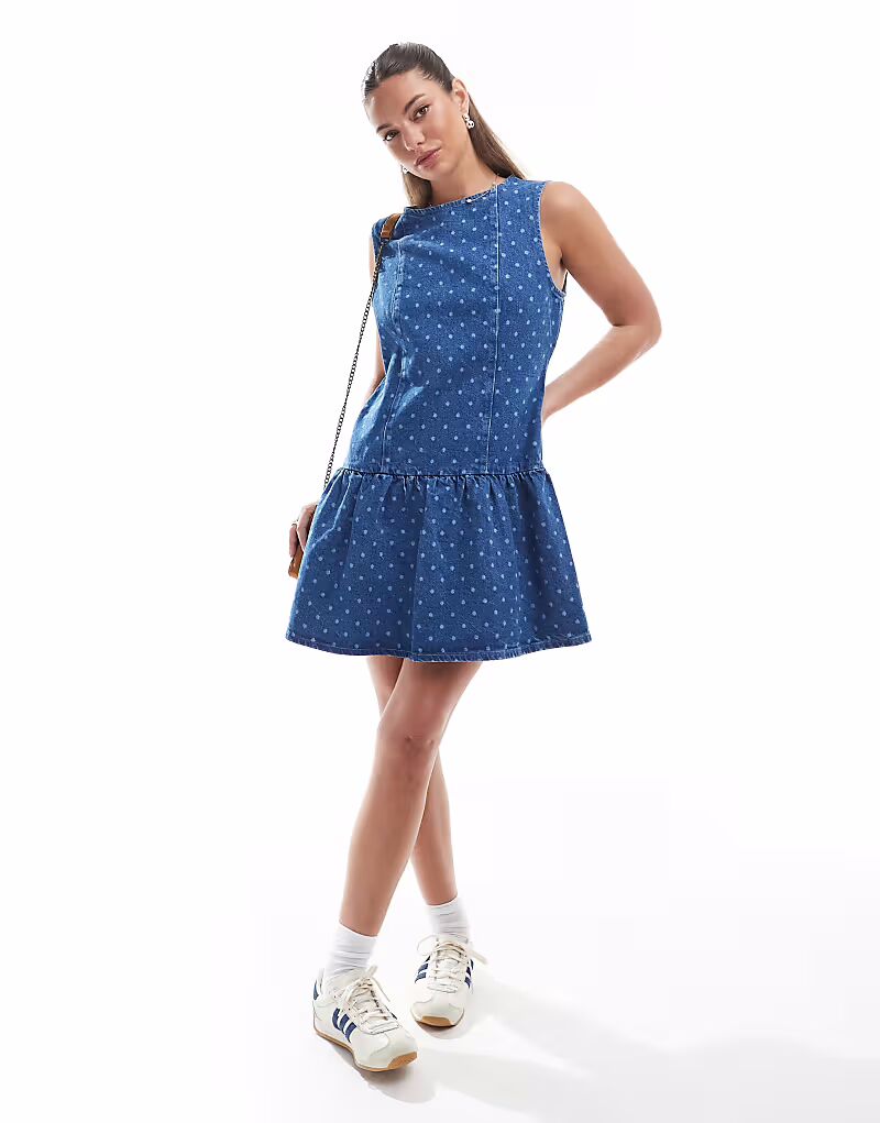 

Мини-платье из денима ASOS DESIGN с заниженной талией в синий горошек