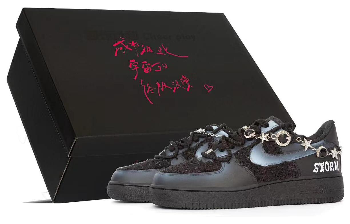 

Женские кроссовки для скейтбординга Nike Air Force 1, Black/Silver