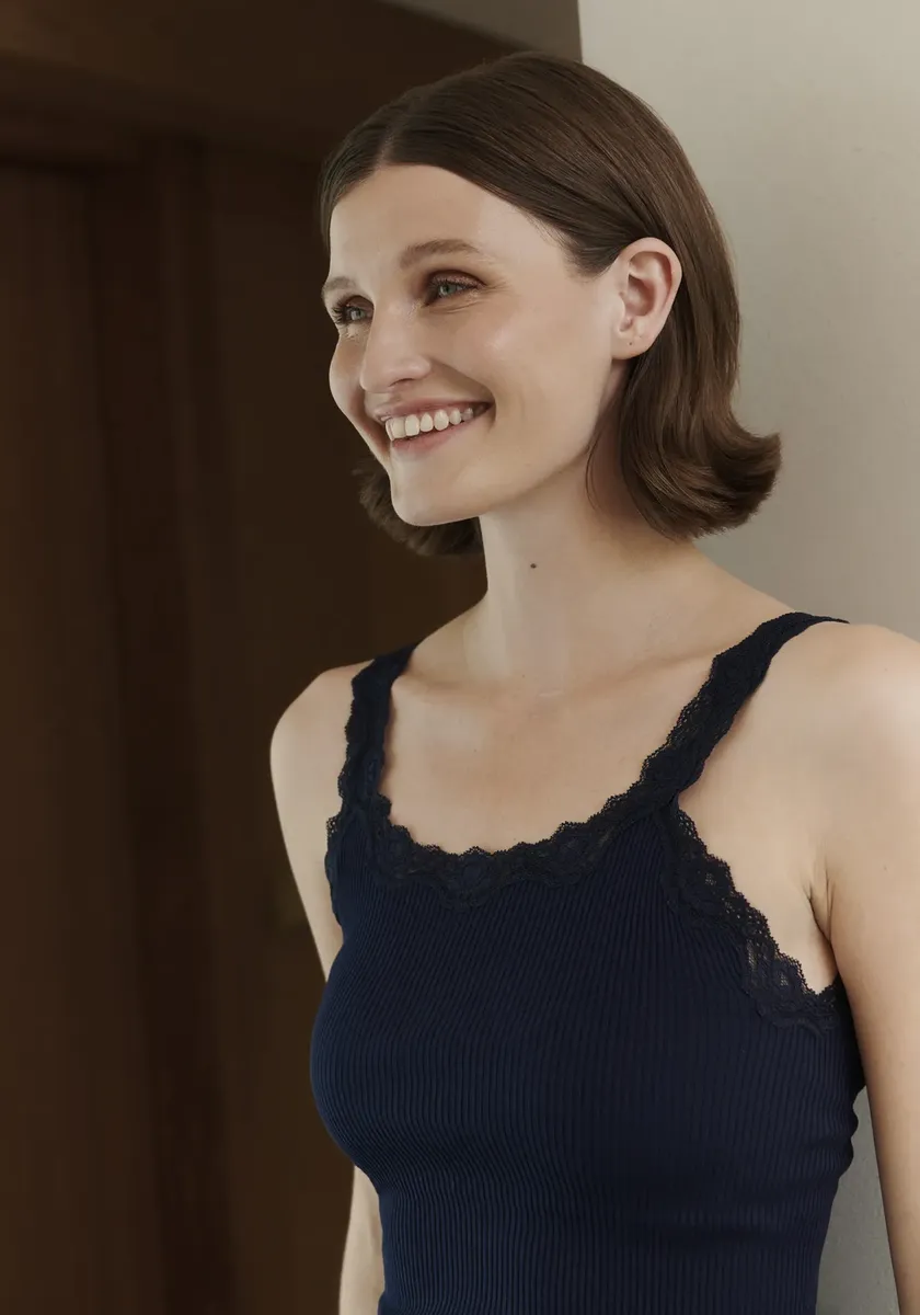 

Майка Rosemunde "Babette Silk Top", красивая перевернутая винтажная кружевная отделка на вырезе, черный