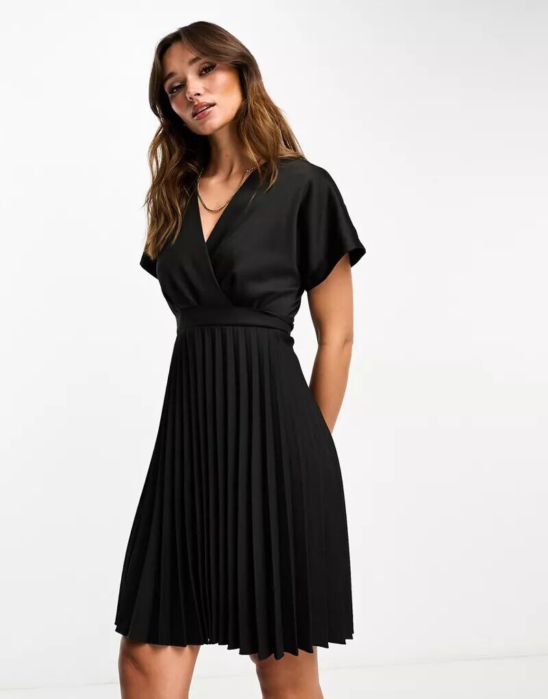 

Черное плиссированное платье миди с запахом и плиссировкой Closet London