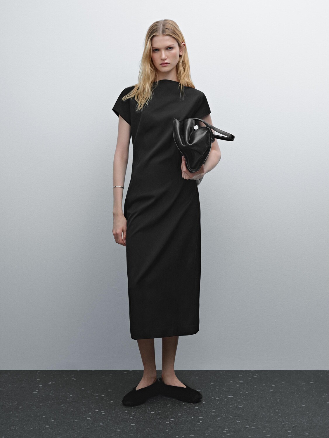 

Приталенное платье миди с коротким рукавом Massimo Dutti, черный