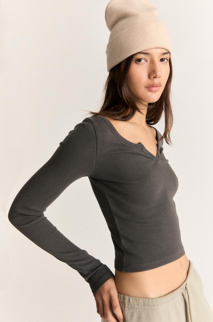 

Футболка в рубчик с пуговицами Pull And Bear, черный