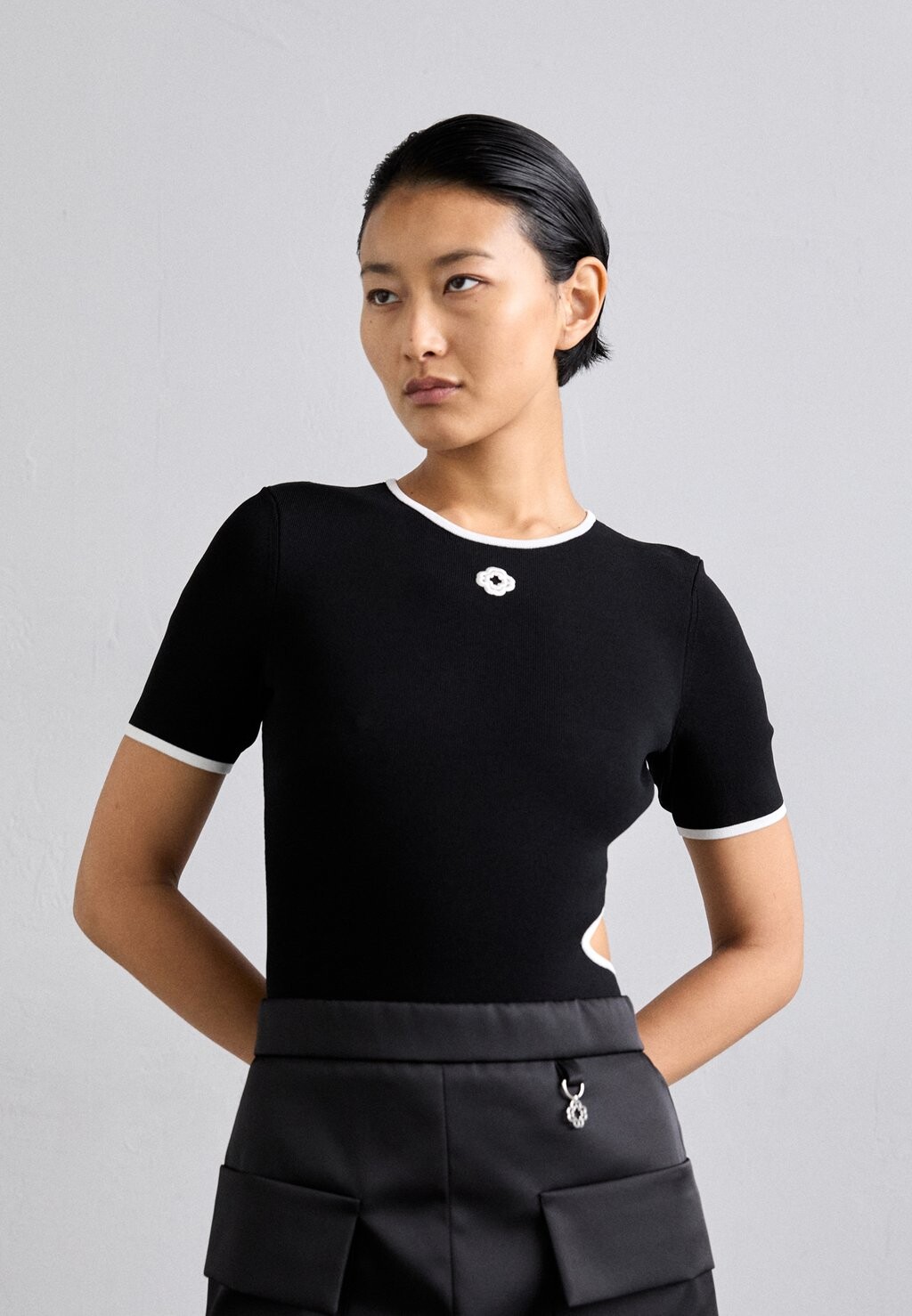 

Принт на футболке MOMENTY maje, черный