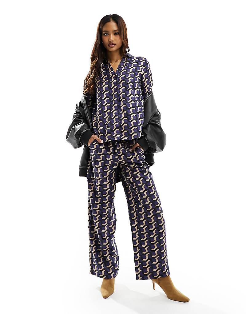 

Vero Moda – атласные брюки с геометрическим узором, часть комплекта