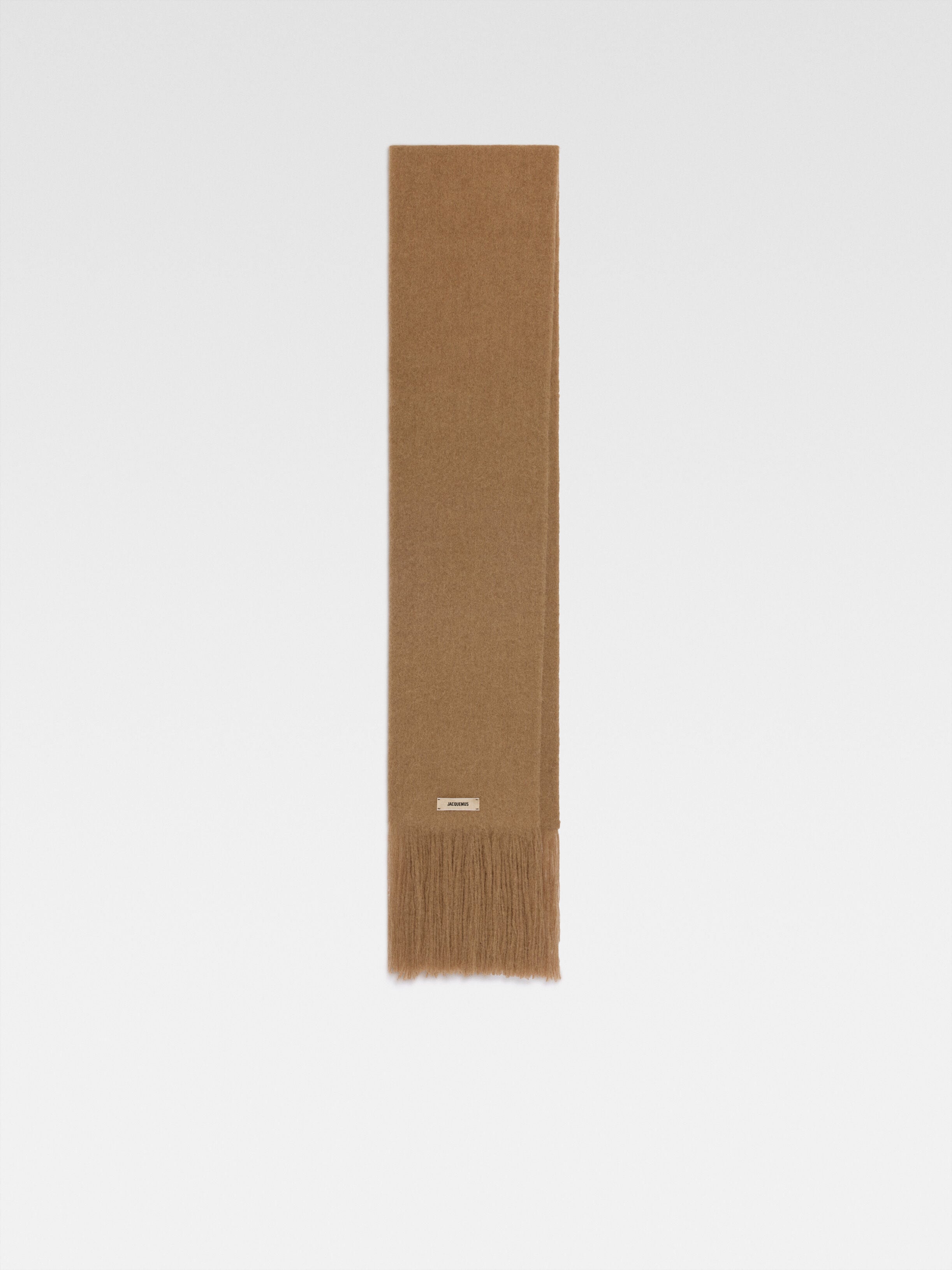 

Длинный шарф с бахромой JACQUEMUS The Nuvola scarf, кэмел
