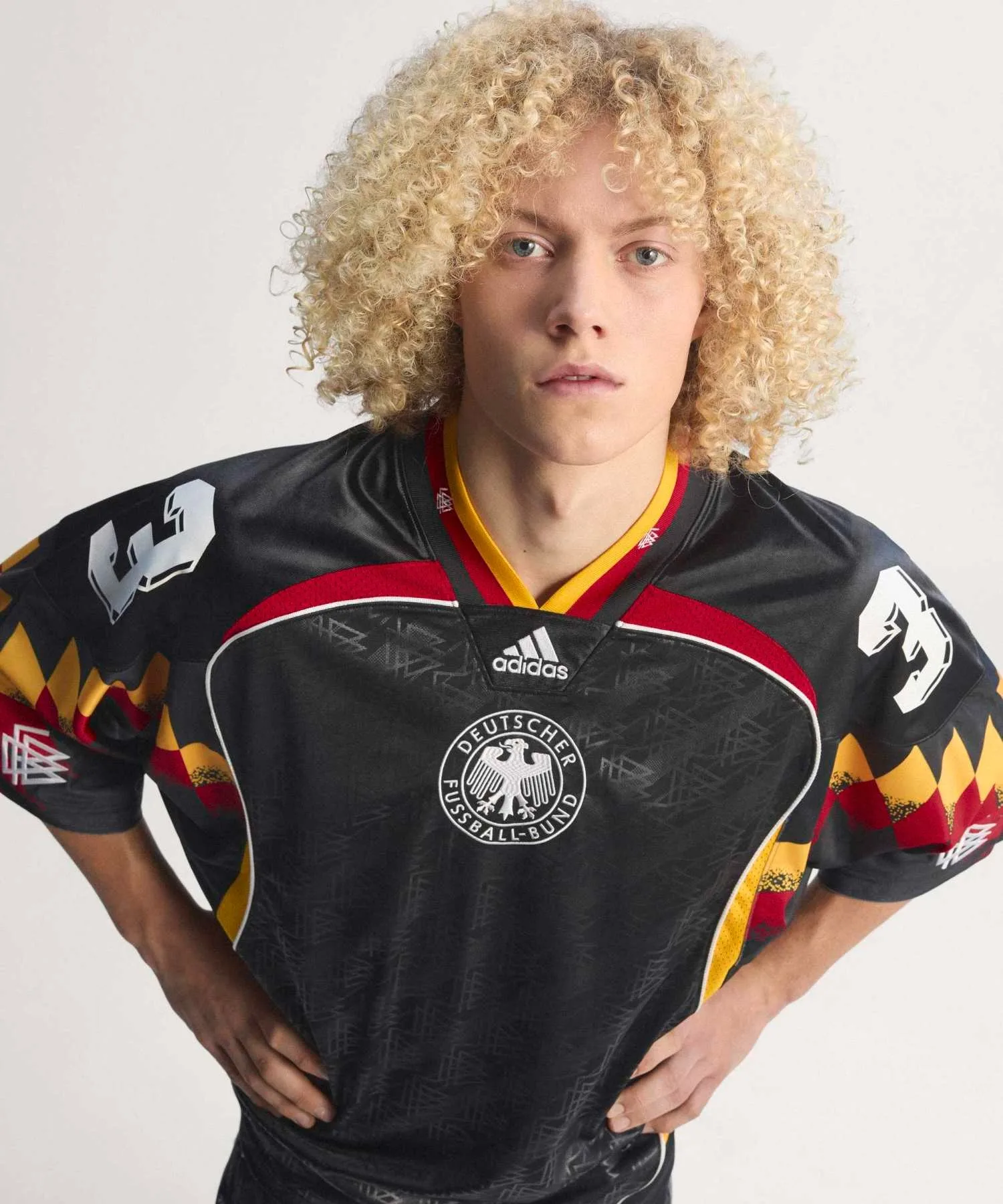 Унисекс оверсайз футболка-джерси V-образный вырез Bringback Remix Germany adidas Originals чёрная