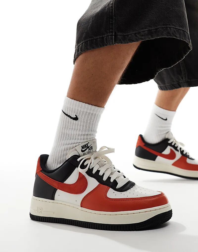 

Кроссовки Air Force 1 '07 LV8 Halloween в белом, оранжевом и черном цветах Nike