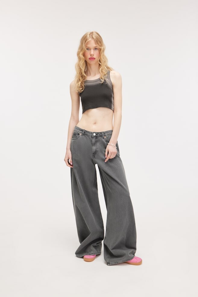 

Короткая майка в рубчик Monki, черный