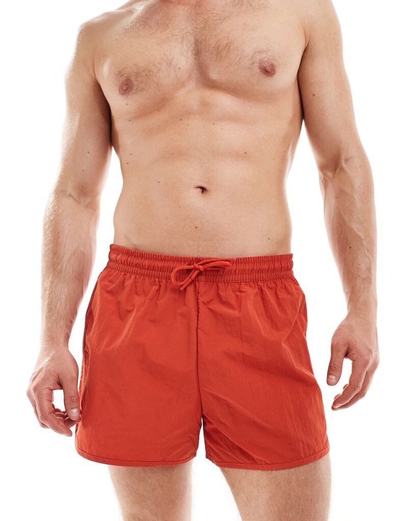 

Красные спортивные шорты для плавания Weekday Tan