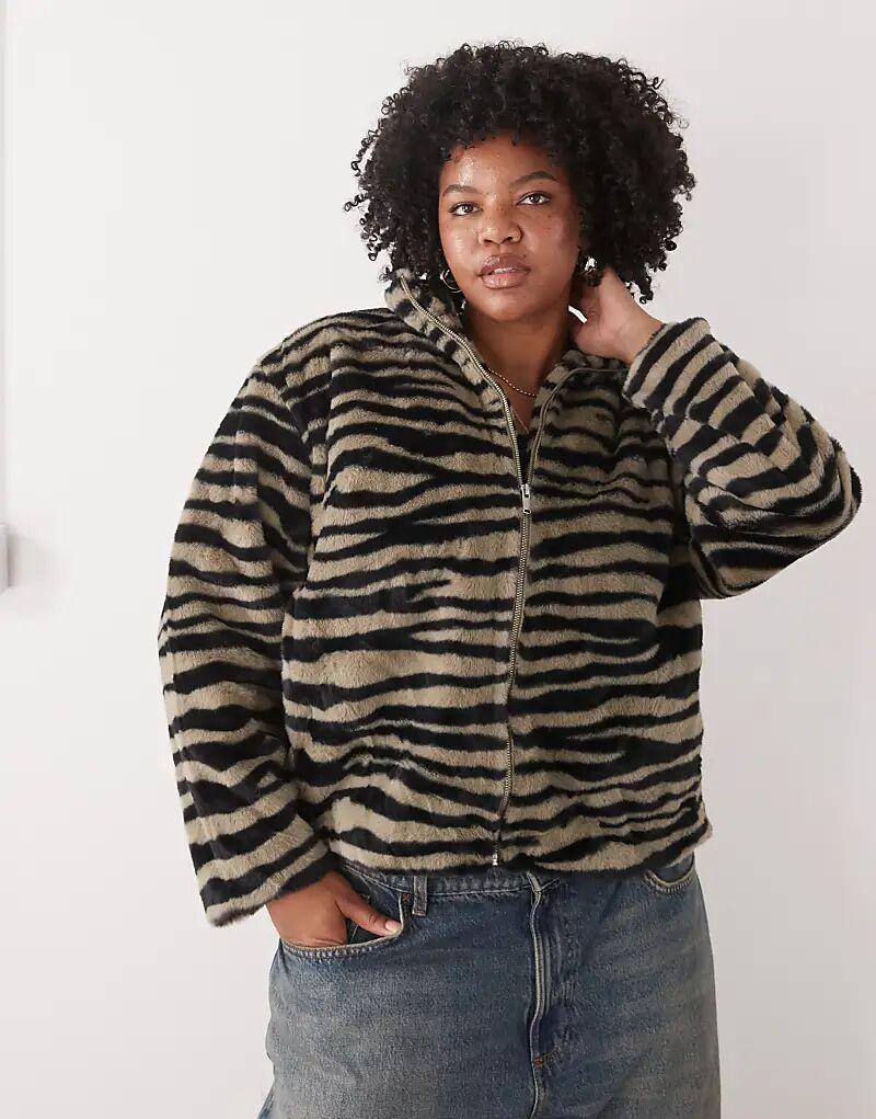 

Куртка Noisy May Curve из искусственного меха с воротником-стойкой серо-зебрового цвета