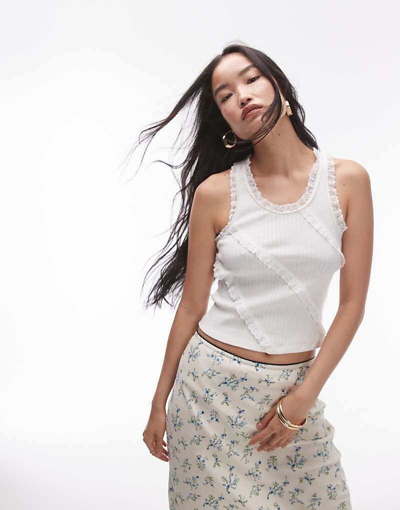 

Белая майка с оборками Topshop – и юбкой-борцовкой