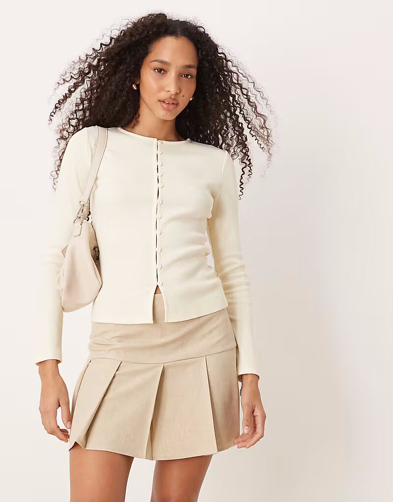 

Компактный мини-топ с застежкой на пуговицы ASOS DESIGN цвета пахты