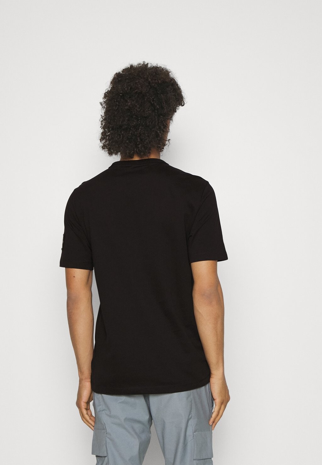 Базовая футболка Badge Regular Tee Calvin Klein Jeans, черный — фото 3