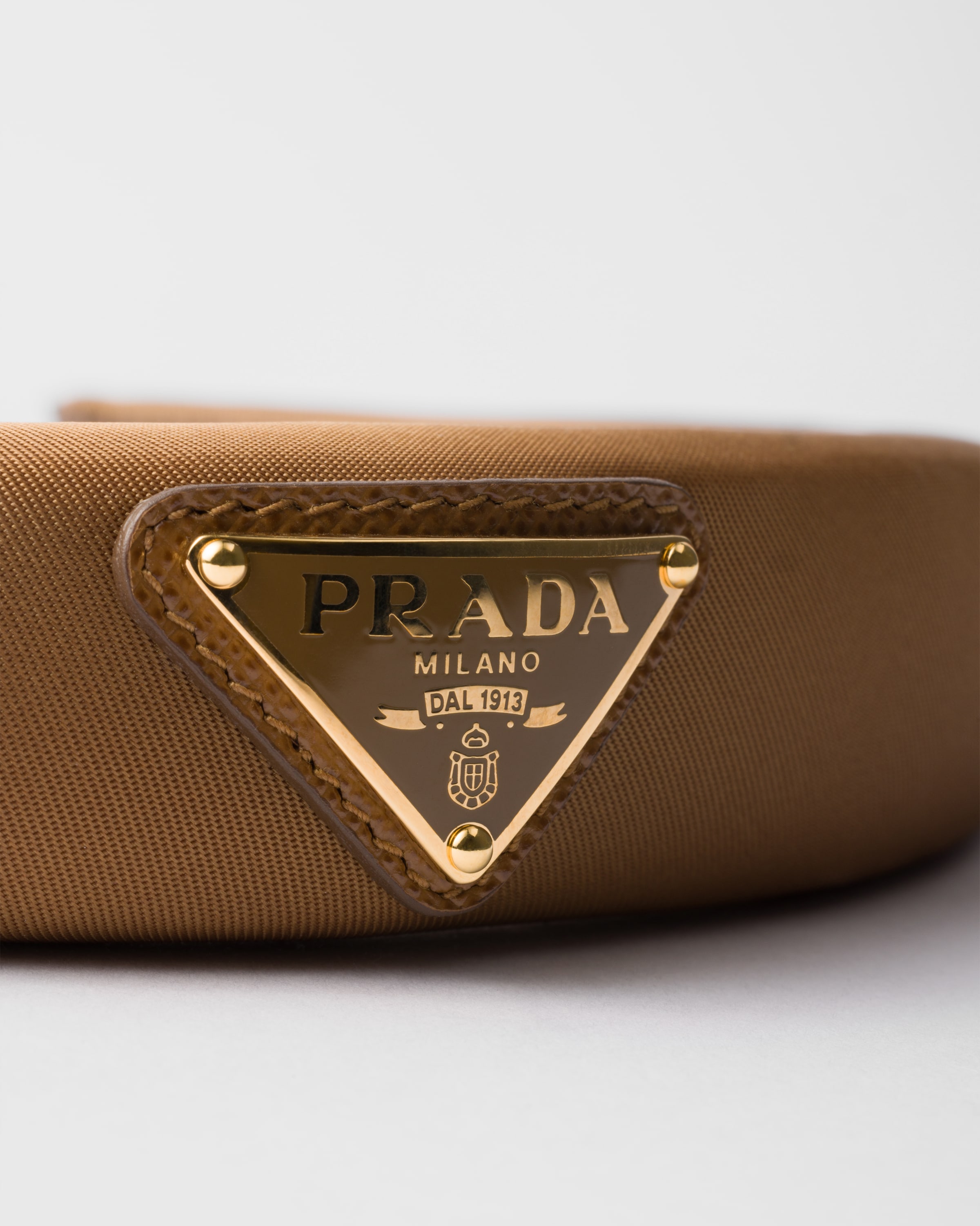 Ободок из переработанного нейлона Prada, бренди — фото 2