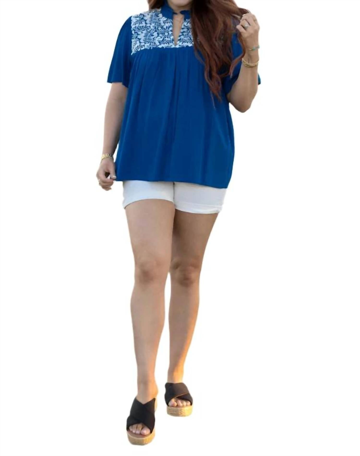 

Топ с вышитым воротником-оборкой в ​​цвете Royal Layerz Clothing, Royal