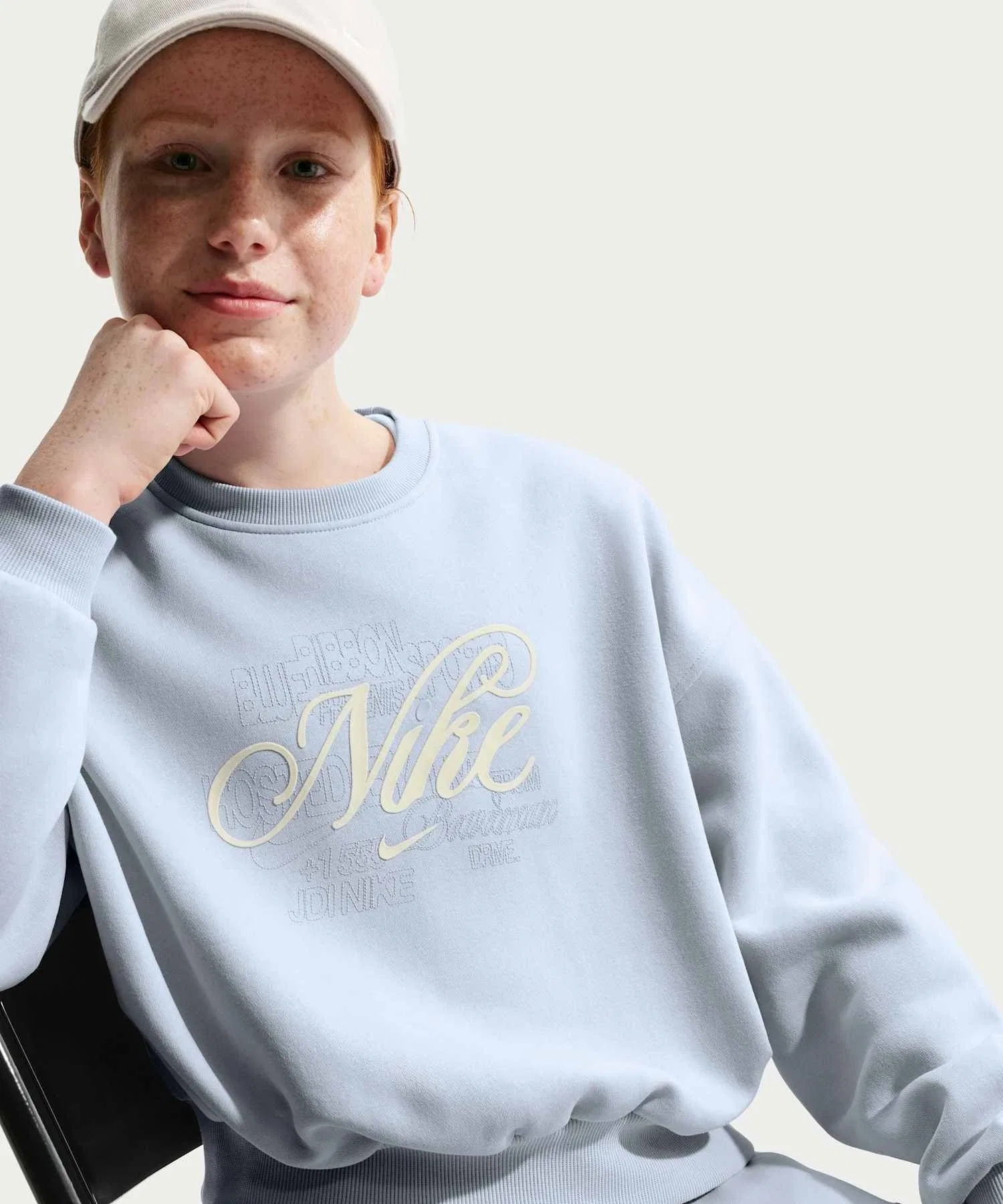 Детская флисовая толстовка Nike Sportswear Club Junior (для девочек) свободного кроя с круглым вырезом IF1727-057 Ghost — фото 3