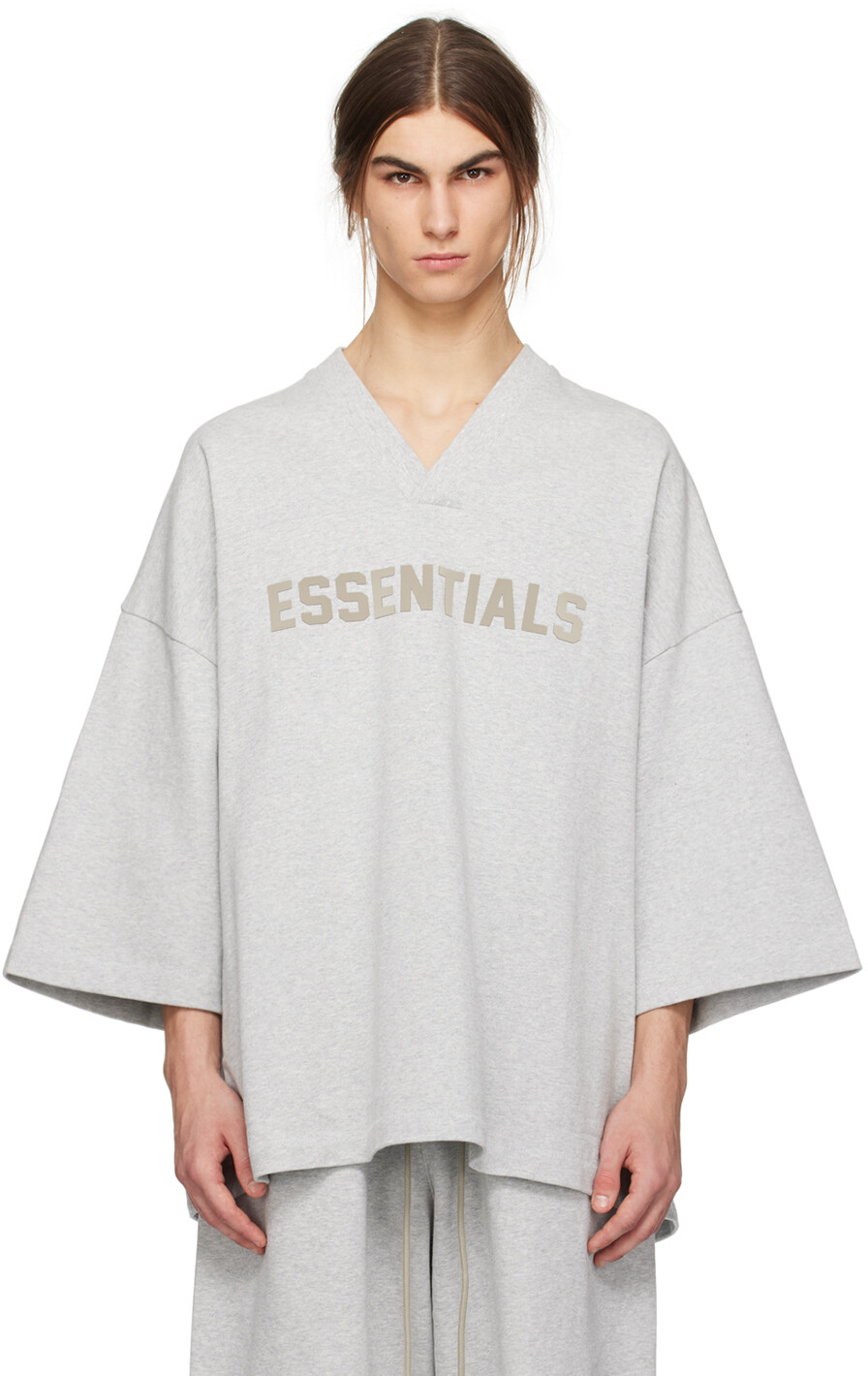 

Серая футбольная футболка Fear Of God Essentials, цвет Light heather grey