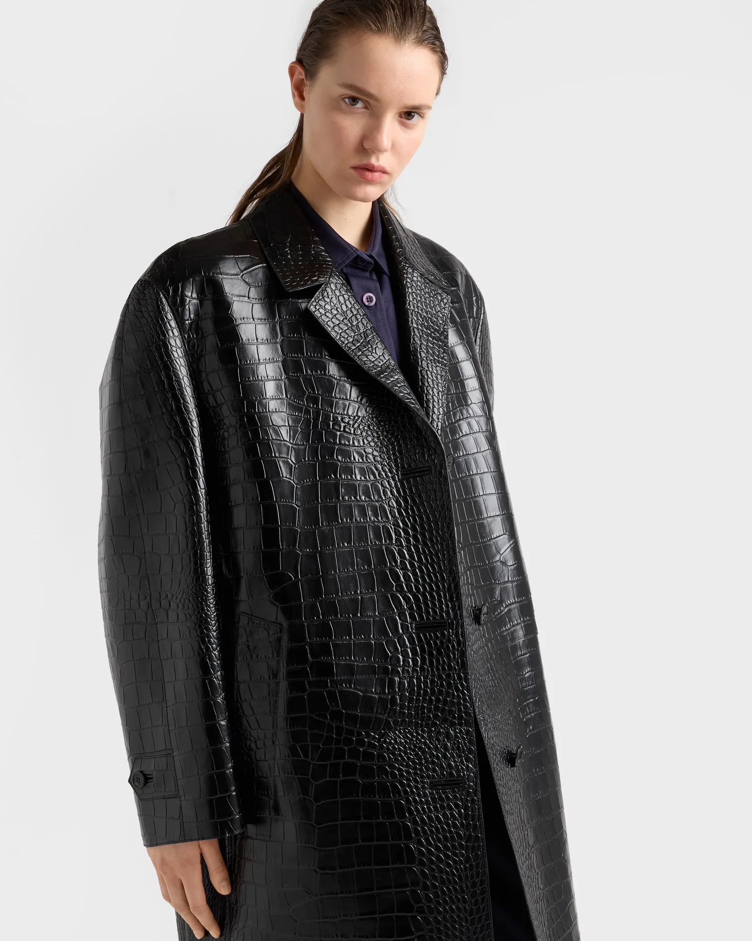 Кожаное пальто с тиснением под крокодила Prada, черный — фото 4