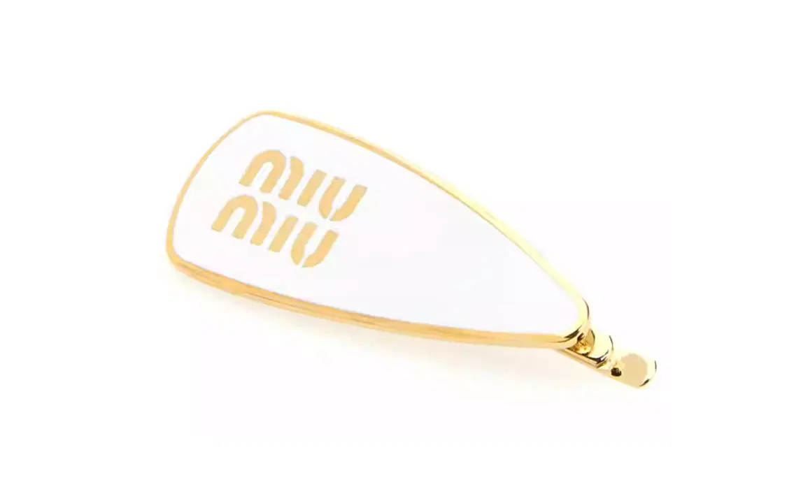 Эмалевая заколка для волос MIU MIU с логотипом, белый — фото 3