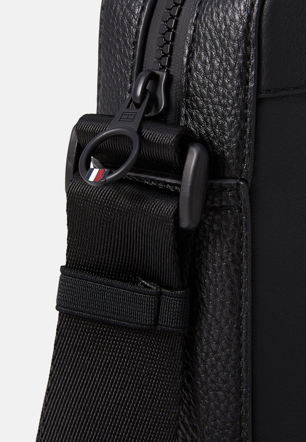 

Сумка через плечо FOUNDATION MINI REPORTER Tommy Hilfiger, черный