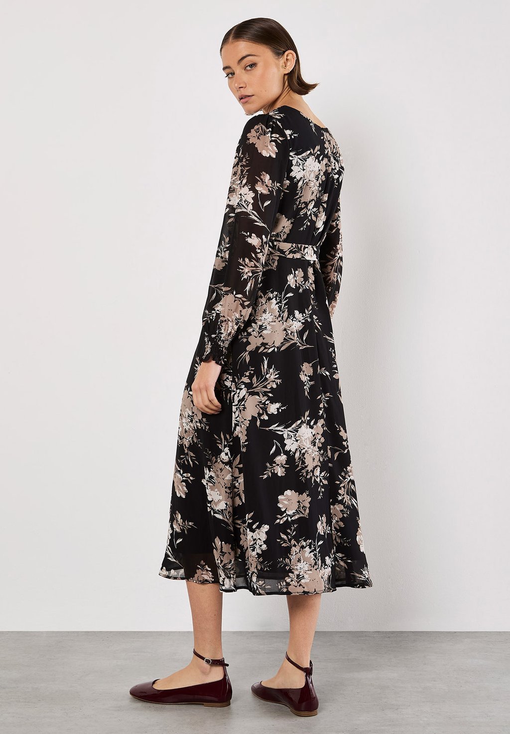 

Повседневное платье SILHOUETTE FLORAL MIDAXI Apricot, черный