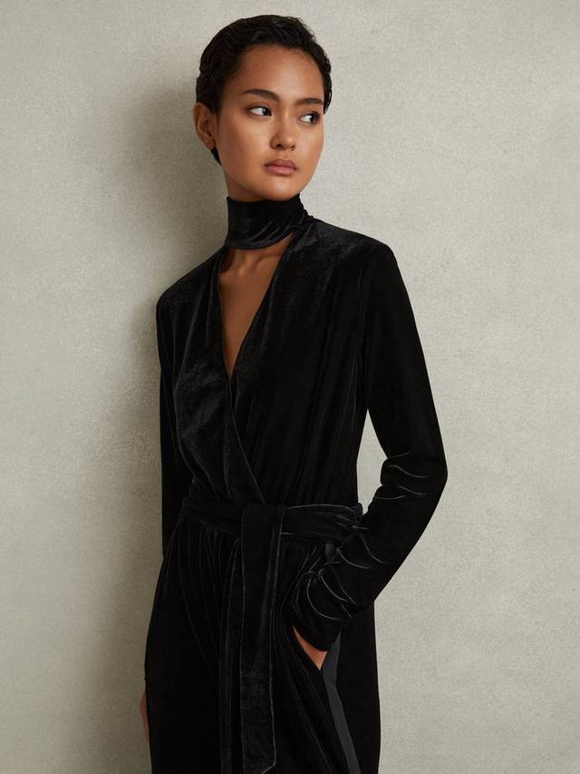 

Бархатный комбинезон vera с запахом на шее Reiss, черный