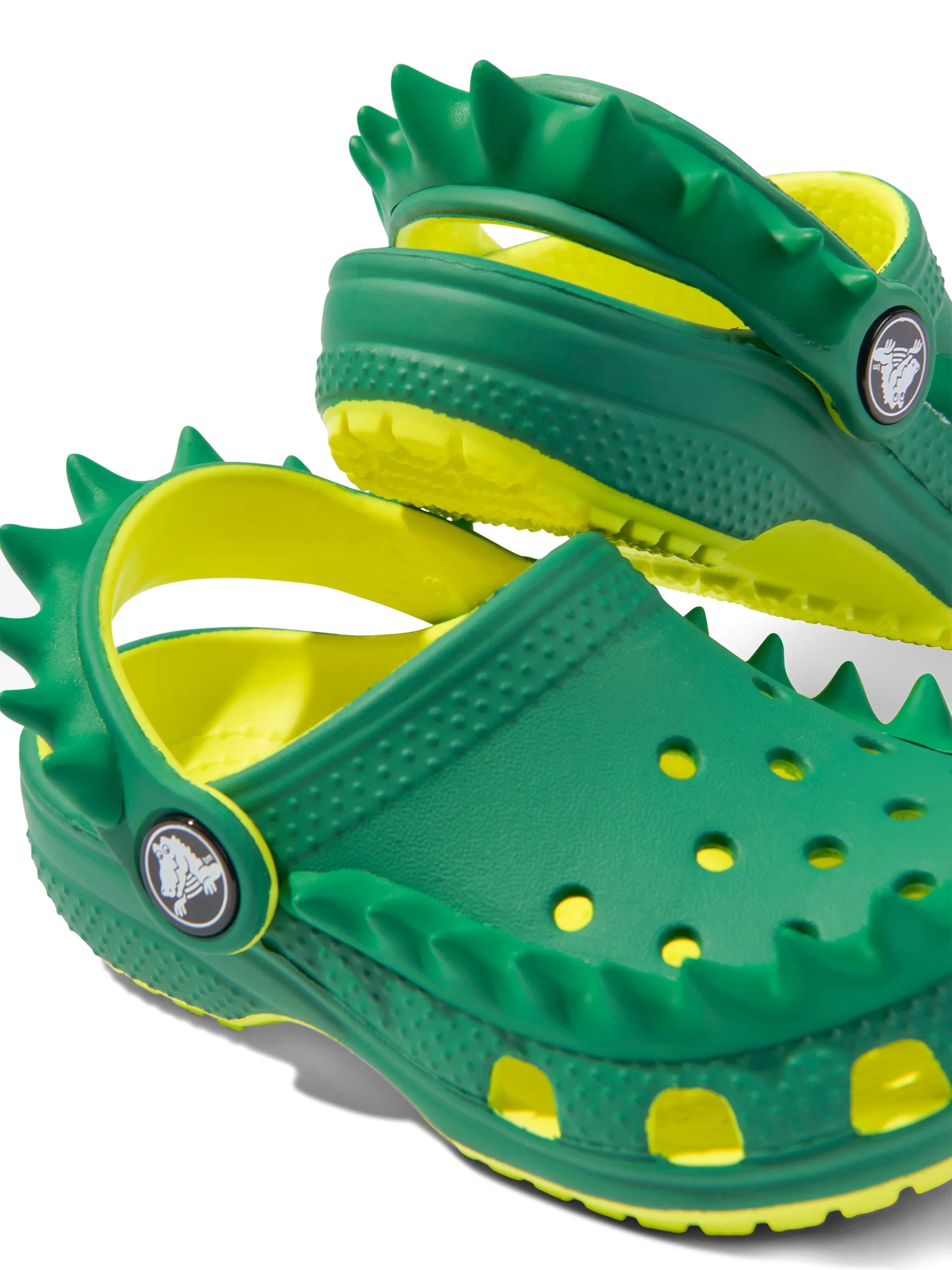 Сандалии с тиснением под кожу крокодила и шипами Crocs Kids, зеленый — фото 4