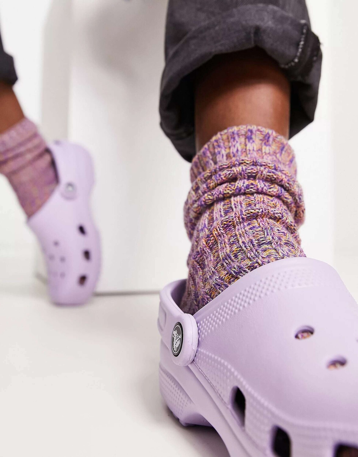 Классические сабо Crocs сиреневого цвета — фото 4