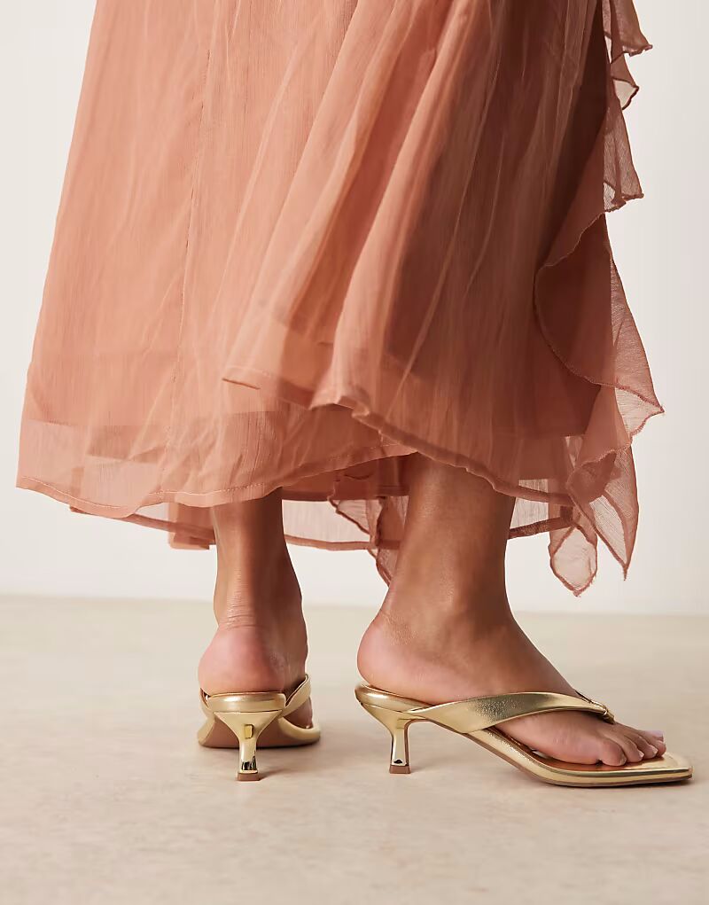 Босоножки ASOS DESIGN Wide Fit Hawaii Toe на каблуке-рюмочке золотистого цвета — фото 4