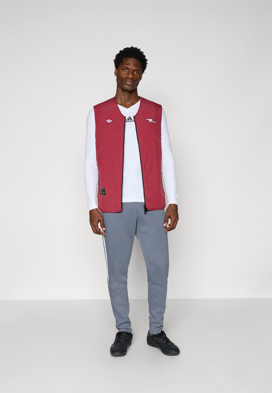 Куртка Adidas Originals ARSENAL FC ICON VEST, Team Coll Burgundy/Black/Bordeaux — фото 2