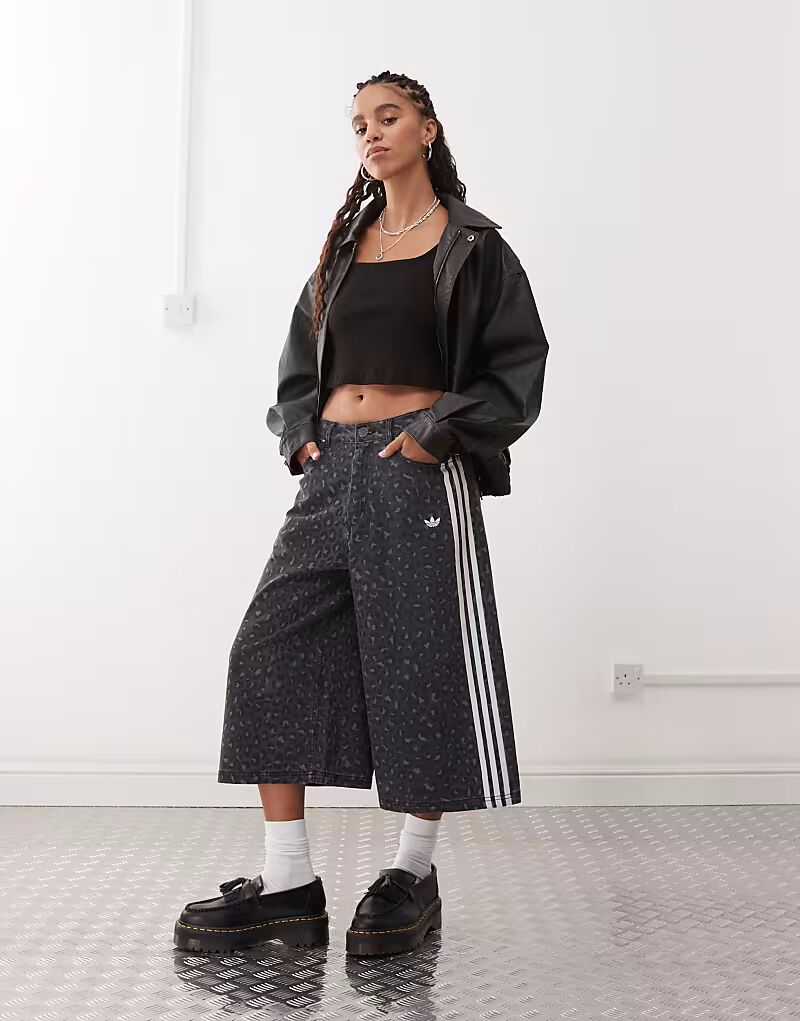 

Джинсовые шорты Adidas Originals черного цвета с леопардовым принтом