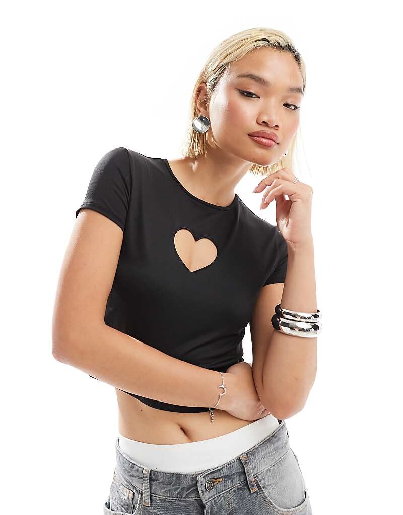 

Monki – черный укороченный топ с короткими рукавами и вырезом в форме сердца