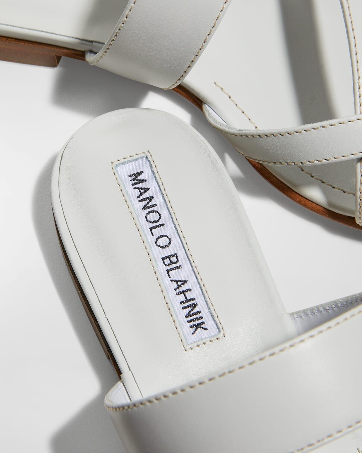 Кожаные сандалии на плоской подошве Susa Manolo Blahnik, белый — фото 4