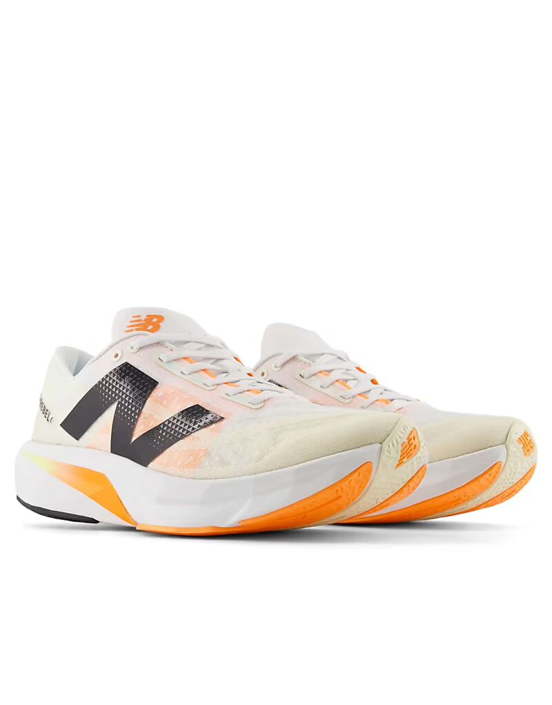

Кроссовки New Balance Fuelcell Rebel v4 белого цвета